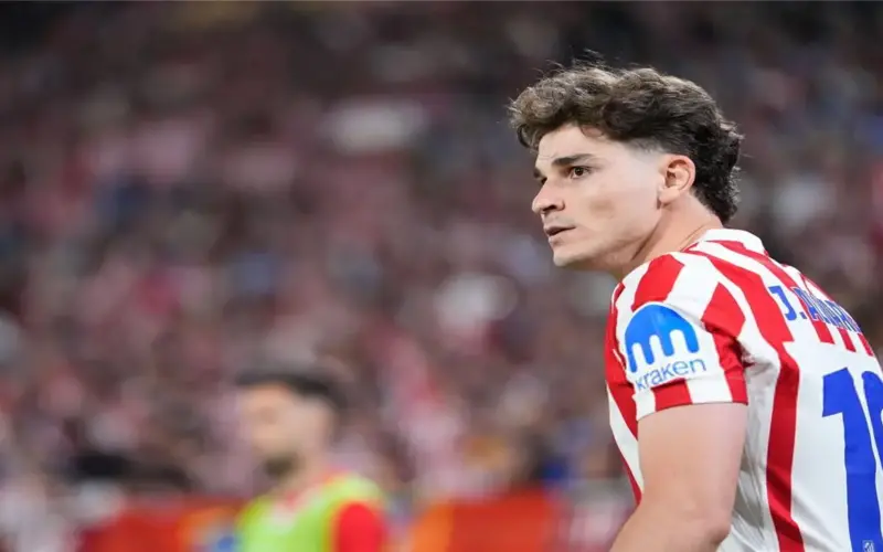 سيميوني يزيد التكهنات بشأن مستقبل ألفاريز مع أتلتيكو مدريد